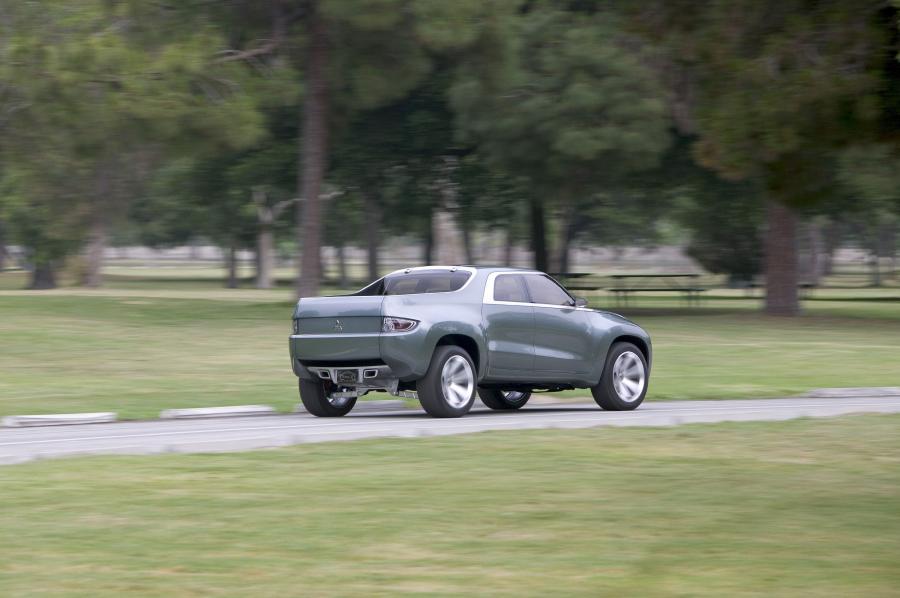  Mitsubishi Sport Truck Concept 2004 года  (фото 8 из 34)